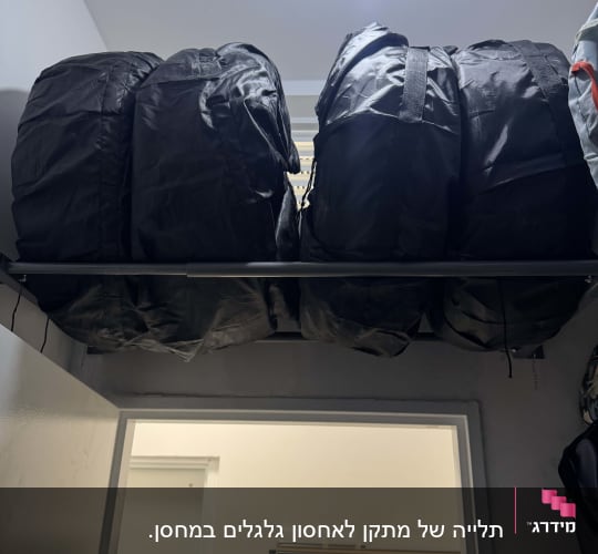 התקנת מדף אחסון גבוה מעל פתח החדר